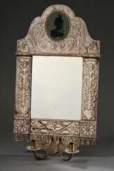 Ornamental beschnitzter Spiegel mit doppeltem Kerzenhalter und Silhouette &quot;Louis XVI Damenportrait&quot; in der Bekrönung, Holz versilbert, 60,5x33cm, leichte Abplatzungen