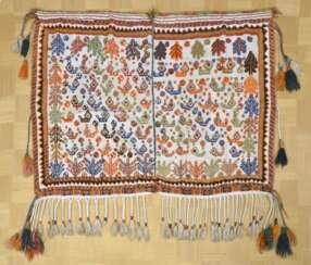 Nomaden Kameldecke mit vielfarbiger Stickerei und Troddeln, Wolle, Nordafrika 20.Jh., 160x104cm