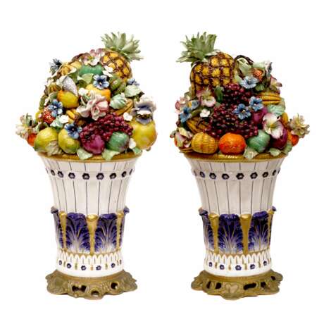 Paire de vases decoratifs &agrave; fruits. Europe 20e si&egrave;cle. Фарфор 50 г. - фото 1