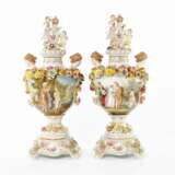 Une paire de vases en porcelaine. Dresden Porcelaine Napoleon III 72 - photo 1