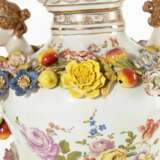 Une paire de vases en porcelaine. Dresden Porcelaine Napoleon III 72 - photo 6