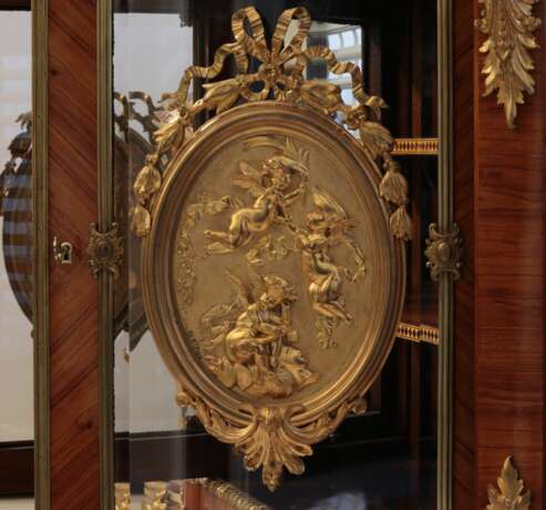 Grande commode de style Louis XVI. Fin du 19&egrave;me si&egrave;cle. Bronze marble wood 116 - Foto 3