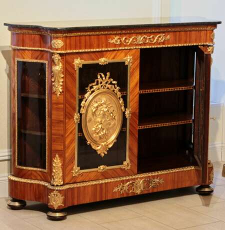 Grande commode de style Louis XVI. Fin du 19&egrave;me si&egrave;cle. Bronze marble wood 116 - photo 6