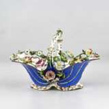 Vase-corbeille en porcelaine &agrave; fleurs moulurees. Porcelain Romanticism 19 - photo 1