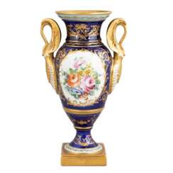 Vase en porcelaine de style Empire. Le Tallec. France, XXe si&egrave;cle. 