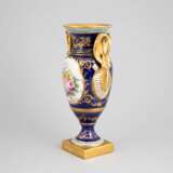 Vase en porcelaine de style Empire. Le Tallec. France XXe si&egrave;cle. Porcelaine Empire 32 - photo 2