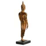 Figure du Bouddha Marcheur du 19&egrave;me si&egrave;cle Vergoldete Bronze 28.5 - Foto 2