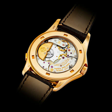 PATEK PHILIPPE. AN 18K PINK GOLD AUTOMATIC WORLD TIME WRISTWATCH WITH
CLOISONN&#201; ENAMEL DIAL - фото 2