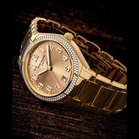 PATEK PHILIPPE. A LADY’S ELEGANT 18K PINK GOLD AND DIAMOND-SET AUTOMATIC WRISTWATCH WITH SWEEP CENTRE SECONDS, DATE AND BRACELET - Foto 1
