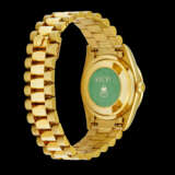 ROLEX. AN 18K GOLD, DIAMOND AND RUBY-SET AUTOMATIC WRISTWATCH WITH SWEEP CENTRE SECONDS, DAY, DATE AND BRACELET - Foto 2
