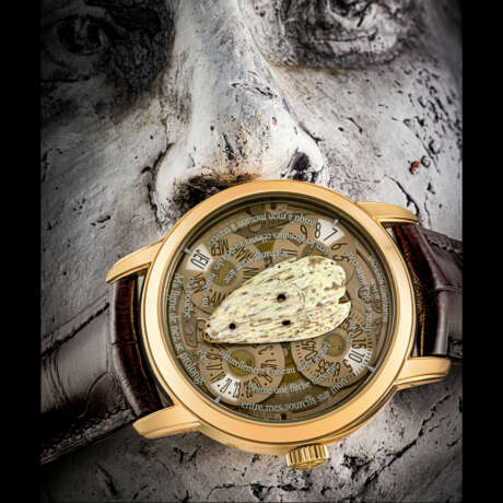 VACHERON CONSTANTIN. AN IMPRESSIVE AND EXTREMELY RARE 18K PINK GOLD LIMITED EDITION AUTOMATIC WRISTWATCH WITH DAY, DATE AND 18K GOLD HAND ENGRAVED MICRO SCULPTURE OF AN ANTIQUE MASK OF GABON FROM THE BARBIER-MULLER MUSEUM - Foto 1