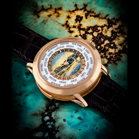 PATEK PHILIPPE. AN EXTREMELY RARE AND GORGEOUS 18K PINK GOLD AUTOMATIC WORLD TIME MINUTE REPEATING WRISTWATCH WITH CLOISONN&#201; ENAMEL DIAL DEPICTING THE VIEW OF THE LAVAUX VINEYARDS ON THE SHORES OF LAKE GENEVA - Foto 1