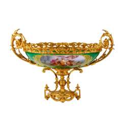 Grand vase en bronze dore et porcelaine de style Napoleon III. 19&egrave;me si&egrave;cle.