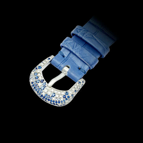 PATEK PHILIPPE. A LADY’S ATTRACTIVE 18K WHITE GOLD, DIAMOND AND BLUE SAPPHIRE SET AUTOMATIC WRISTWATCH WITH HAND-ENGRAVED MOTHER-OF-PEARL DIAL - photo 3