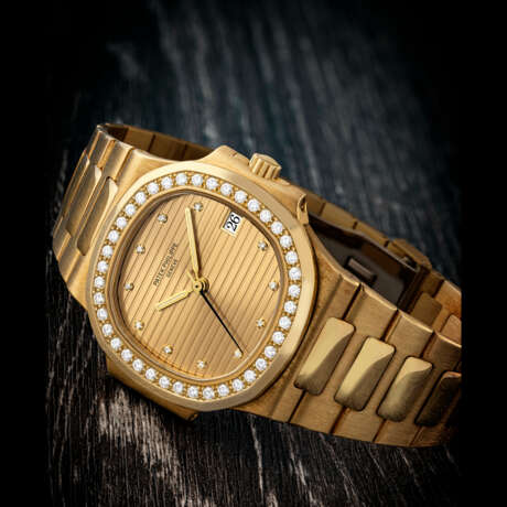 PATEK PHILIPPE. AN 18K GOLD AND DIAMOND-SET AUTOMATIC WRISTWATCH WITH SWEEP CENTRE SECONDS, DATE AND BRACELET - Foto 1