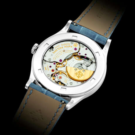 PATEK PHILIPPE. A RARE 18K WHITE GOLD AND DIAMOND-SET LIMITED EDITION AUTOMATIC WRISTWATCH WITH CLOISONN&#201; ENAMEL DIAL DEPICTING WHITE NAMIBIAN ELEPHANTS - Foto 2