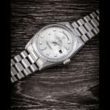 ROLEX. AN 18K WHITE GOLD AND DIAMOND-SET AUTOMATIC WRISTWATCH WITH SWEEP CENTRE SECONDS, DAY, DATE AND BRACELET - Foto 1