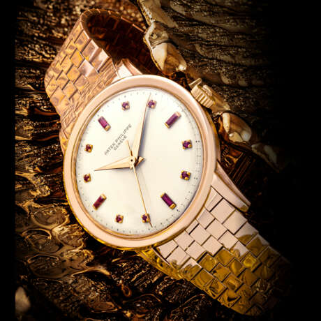 PATEK PHILIPPE. AN EXTREMELY RARE AND ATTRACTIVE 18K PINK GOLD AND RUBY-SET WRISTWATCH WITH SWEEP CENTRE SECONDS, BRACELET AND LATER DIAL - Foto 1