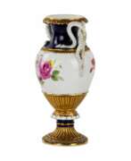 Néo-classicisme. Meissen. Vase en porcelaine aux serpents. 