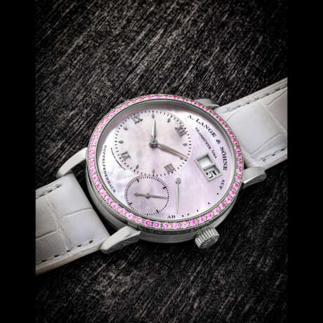A. LANGE & SÖHNE. AN ELEGANT AND ATTRACTIVE 18K WHITE GOLD AND PINK SAPPHIRE-SET WRISTWATCH WITH OVERSIZED DATE, POWER RESERVE AND MOTHER-OF-PEARL DIAL - Foto 1