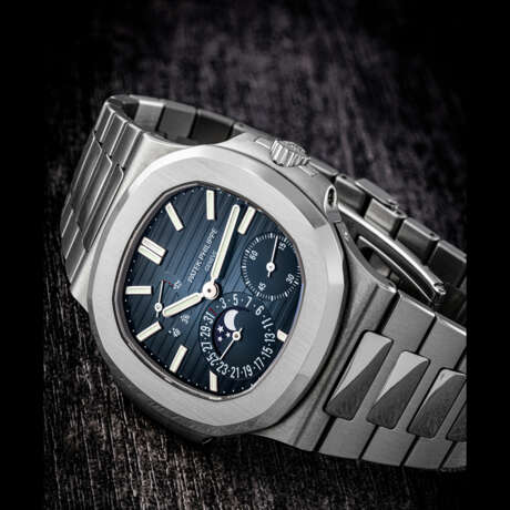 PATEK PHILIPPE. A STAINLESS STEEL AUTOMATIC WRISTWATCH WITH POWER RESERVE, MOON PHASES, DATE AND BRACELET - Foto 1