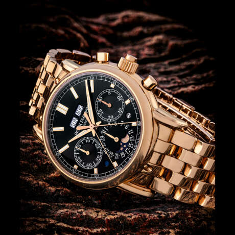 PATEK PHILIPPE. A RARE AND ATTRACTIVE 18K PINK GOLD SPLIT SECONDS CHRONOGRAPH PERPETUAL CALENDAR WRISTWATCH WITH MOON PHASES, LEAP YEAR, DAY/NIGHT INDICATION AND BRACELET - Foto 1