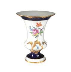 Vase de Meissen peint &agrave; cartouches d`or et de cobalt. 
