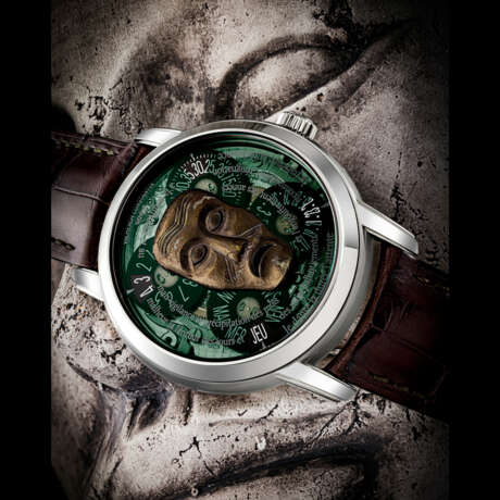 VACHERON CONSTANTIN. AN IMPRESSIVE AND EXTREMELY RARE 18K WHITE GOLD LIMITED EDITION AUTOMATIC WRISTWATCH WITH DAY, DATE AND 18K GOLD HAND ENGRAVED MICRO SCULPTURE OF AN ANTIQUE MASK OF INDONESIA FROM THE BARBIER-MULLER MUSEUM - Foto 1