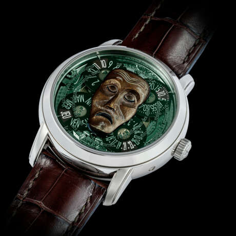 VACHERON CONSTANTIN. AN IMPRESSIVE AND EXTREMELY RARE 18K WHITE GOLD LIMITED EDITION AUTOMATIC WRISTWATCH WITH DAY, DATE AND 18K GOLD HAND ENGRAVED MICRO SCULPTURE OF AN ANTIQUE MASK OF INDONESIA FROM THE BARBIER-MULLER MUSEUM - Foto 2