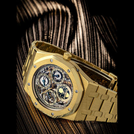 AUDEMARS PIGUET. AN 18K GOLD AUTOMATIC SKELETONISED PERPETUAL CALENDAR WRISTWATCH WITH MOON PHASES AND BRACELET - Foto 1