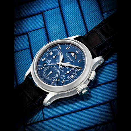 PATEK PHILIPPE. A VERY RARE AND APPEALING PLATINUM SINGLE BUTTON SPLIT SECONDS CHRONOGRAPH PERPETUAL CALENDAR WRISTWATCH WITH MOON PHASES, LEAP YEAR AND DAY/NIGHT INDICATION - Foto 1