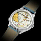 PATEK PHILIPPE. A LADY`S ATTRACTIVE 18K WHITE GOLD AND DIAMOND-SET AUTOMATIC WORLD TIME WRISTWATCH - Foto 2