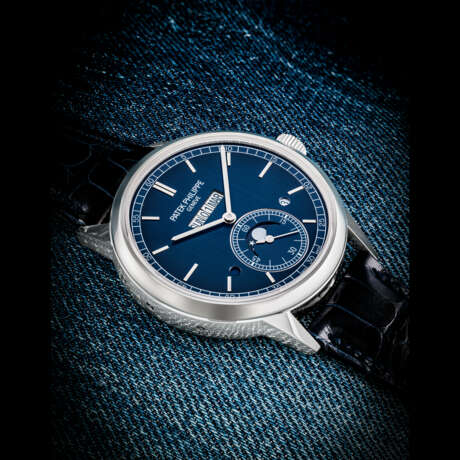 PATEK PHILIPPE. A PLATINUM AUTOMATIC PERPETUAL CALENDAR WRISTWATCH WITH MOON PHASES, LEAP YEAR, DAY/NIGHT INDICATION AND IN-LINE DISPLAY CALENDAR - Foto 1