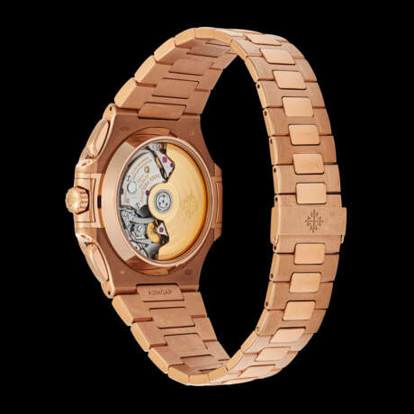 PATEK PHILIPPE. AN 18K PINK GOLD AUTOMATIC FLYBACK CHRONOGRAPH WRISTWATCH WITH DATE AND BRACELET - Foto 2