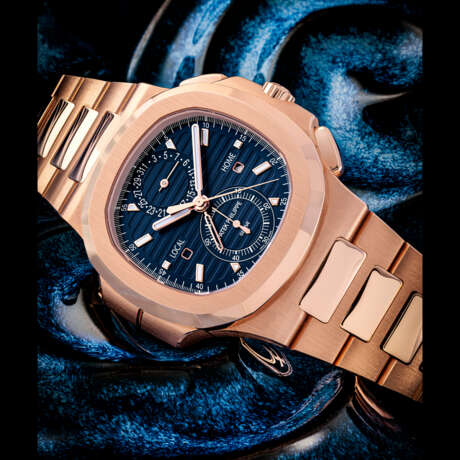 PATEK PHILIPPE. AN 18K PINK GOLD AUTOMATIC FLYBACK CHRONOGRAPH DUAL TIME WRISTWATCH WITH DATE, DUAL DAY/NIGHT INDICATOR AND BRACELET - photo 1