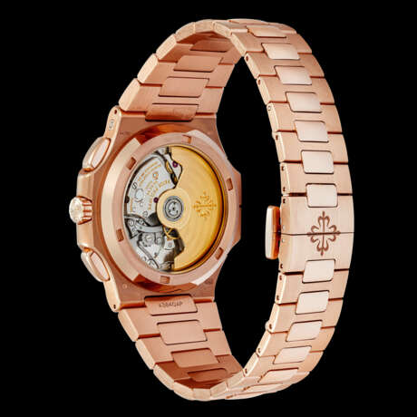 PATEK PHILIPPE. AN 18K PINK GOLD AUTOMATIC FLYBACK CHRONOGRAPH DUAL TIME WRISTWATCH WITH DATE, DUAL DAY/NIGHT INDICATOR AND BRACELET - photo 2