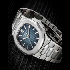 PATEK PHILIPPE. A STAINLESS STEEL AUTOMATIC WRISTWATCH WITH SWEEP CENTRE SECONDS, DATE AND BRACELET