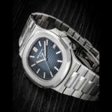 PATEK PHILIPPE. A STAINLESS STEEL AUTOMATIC WRISTWATCH WITH SWEEP CENTRE SECONDS, DATE AND BRACELET - Foto 1