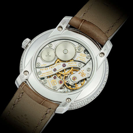 PATEK PHILIPPE. A LADY’S ELEGANT 18K WHITE GOLD AND DIAMOND-SET WRISTWATCH WITH MOON PHASES AND MOTHER-OF-PEARL DIAL - фото 2