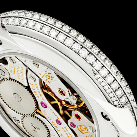 PATEK PHILIPPE. A LADY’S ELEGANT 18K WHITE GOLD AND DIAMOND-SET WRISTWATCH WITH MOON PHASES AND MOTHER-OF-PEARL DIAL - фото 3