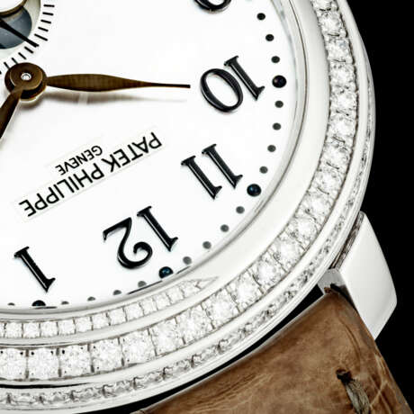 PATEK PHILIPPE. A LADY’S ELEGANT 18K WHITE GOLD AND DIAMOND-SET WRISTWATCH WITH MOON PHASES AND MOTHER-OF-PEARL DIAL - Foto 4
