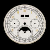 PATEK PHILIPPE. AN EARLY AND VERY RARE 18K GOLD PERPETUAL CALENDAR CHRONOGRAPH WRISTWATCH WITH MOON PHASES - Foto 4