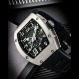 RICHARD MILLE. AN 18K WHITE GOLD AUTOMATIC SEMI-SKELETONISED WRISTWATCH WITH SWEEP CENTRE SECONDS AND DATE - Foto 1