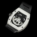 RICHARD MILLE. AN 18K WHITE GOLD AUTOMATIC SEMI-SKELETONISED WRISTWATCH WITH SWEEP CENTRE SECONDS AND DATE - Foto 2