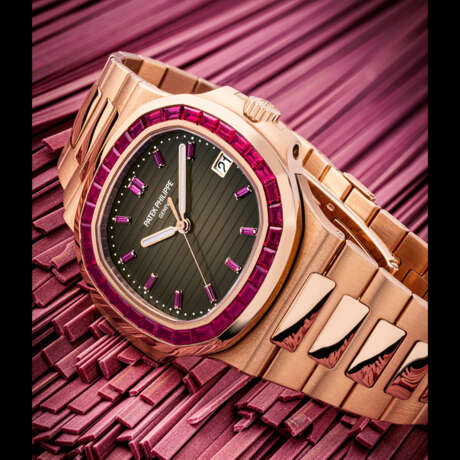 PATEK PHILIPPE. AN EXTREMELY RARE AND IMPRESSIVE 18K PINK GOLD AND BAGUETTE-CUT RUBY-SET AUTOMATIC WRISTWATCH WITH SWEEP CENTRE SECONDS, DATE AND BRACELET - фото 1