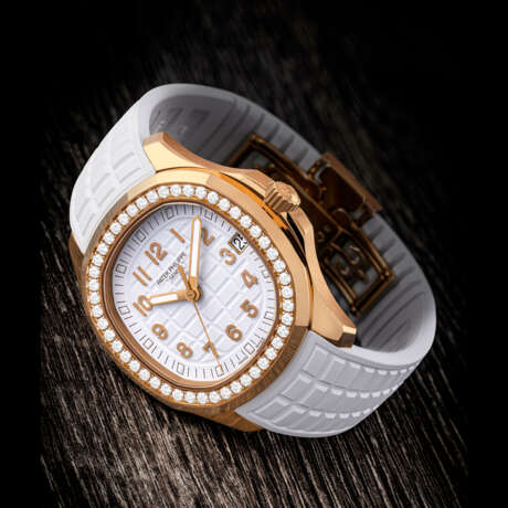 PATEK PHILIPPE. AN 18K PINK GOLD AND DIAMOND-SET AUTOMATIC WRISTWATCH WITH SWEEP CENTRE SECONDS AND DATE - Foto 1