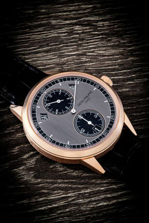 PATEK PHILIPPE. AN 18K PINK GOLD AUTOMATIC ANNUAL CALENDAR WRISTWATCH WITH REGULATOR-STYLE DIAL - фото 1