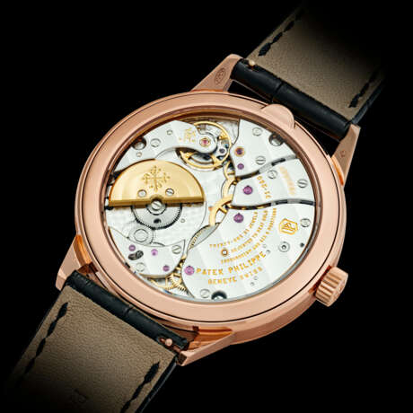 PATEK PHILIPPE. AN 18K PINK GOLD AUTOMATIC ANNUAL CALENDAR WRISTWATCH WITH REGULATOR-STYLE DIAL - фото 2