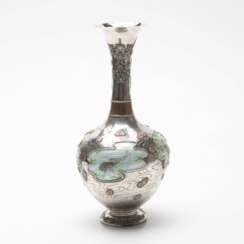 Vase en argent avec email de la periode Meiji. 1868 - 1912. Japon 