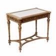 Table-vitrine sculptee en bois dore, dans l`esprit Napoleon III, fin XIXe si&egrave;cle. - Kauf mit einem Klick
